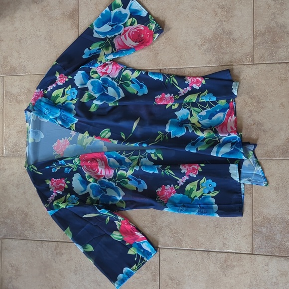 Feminine flowy floral kimono - Picture 1 of 8